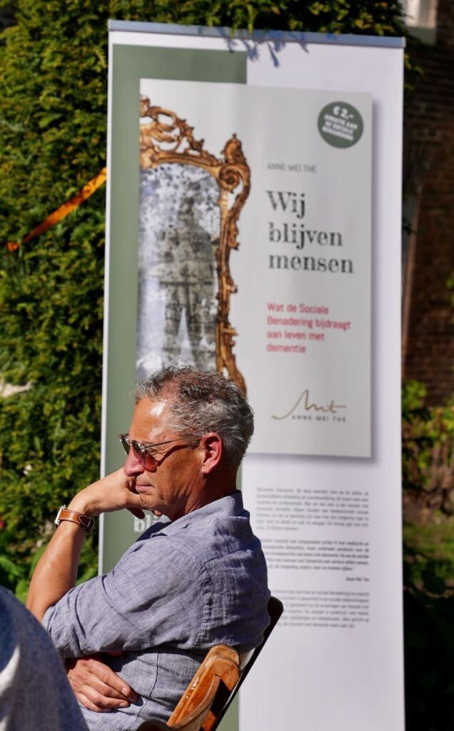 Het boek wij blijven mensen,  gefotografeerd door Tim van Dijk